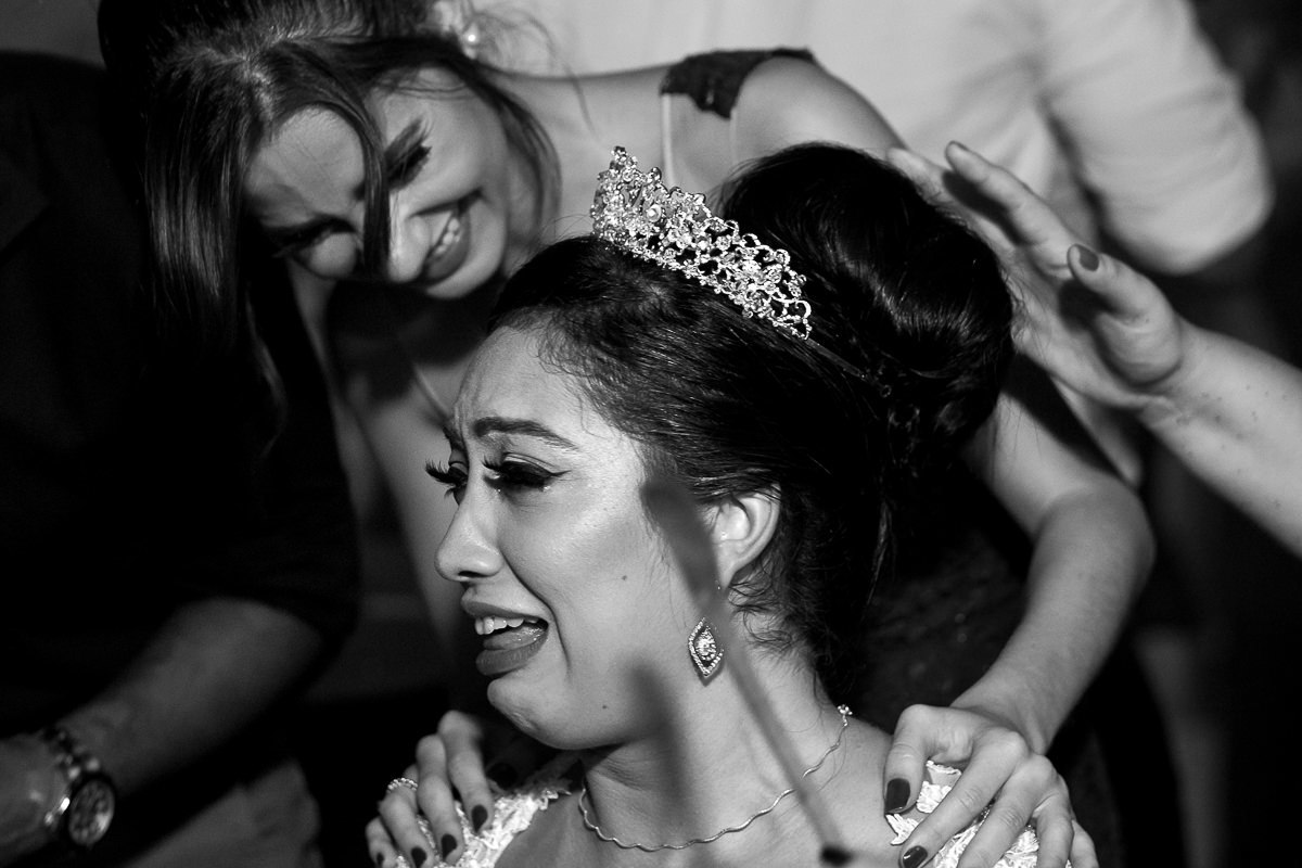 noiva bebe tekila em casamento por Alice Casaes fotógrafa de Guarujá