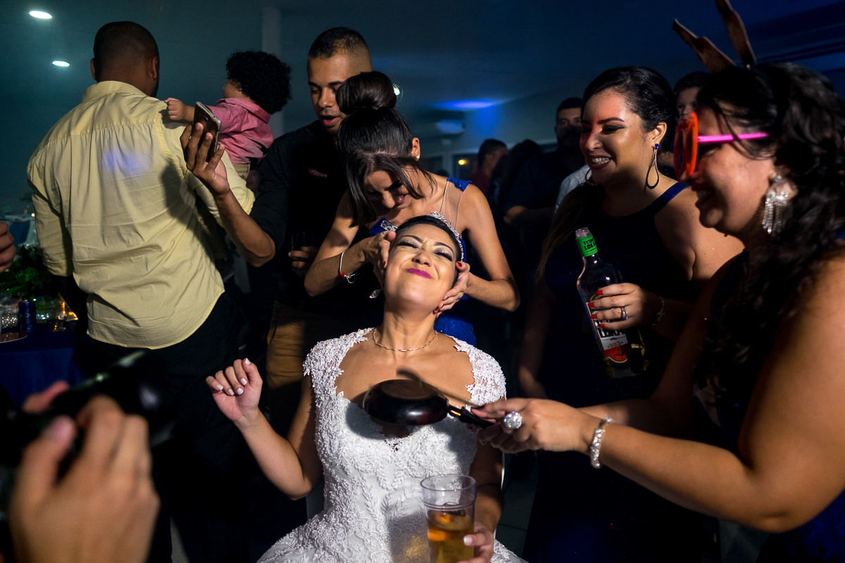 noiva bebe tekila em casamento por Alice Casaes fotógrafa de Guarujá