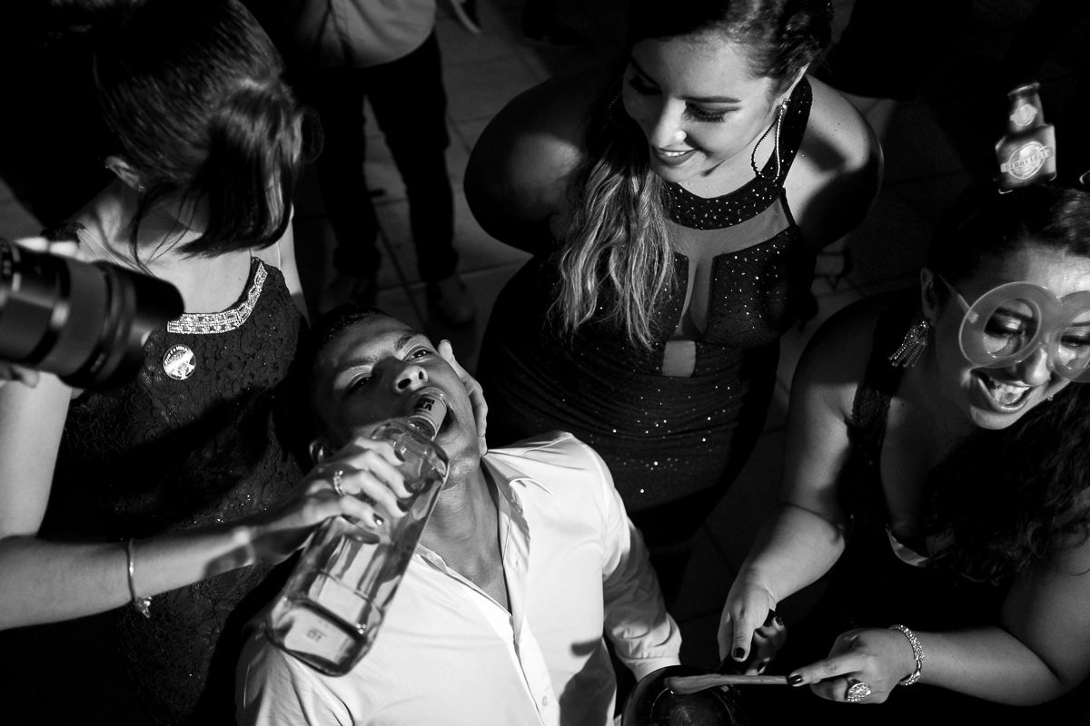 noivo bebe tekila em casamento por Alice Casaes fotógrafa de Guarujá