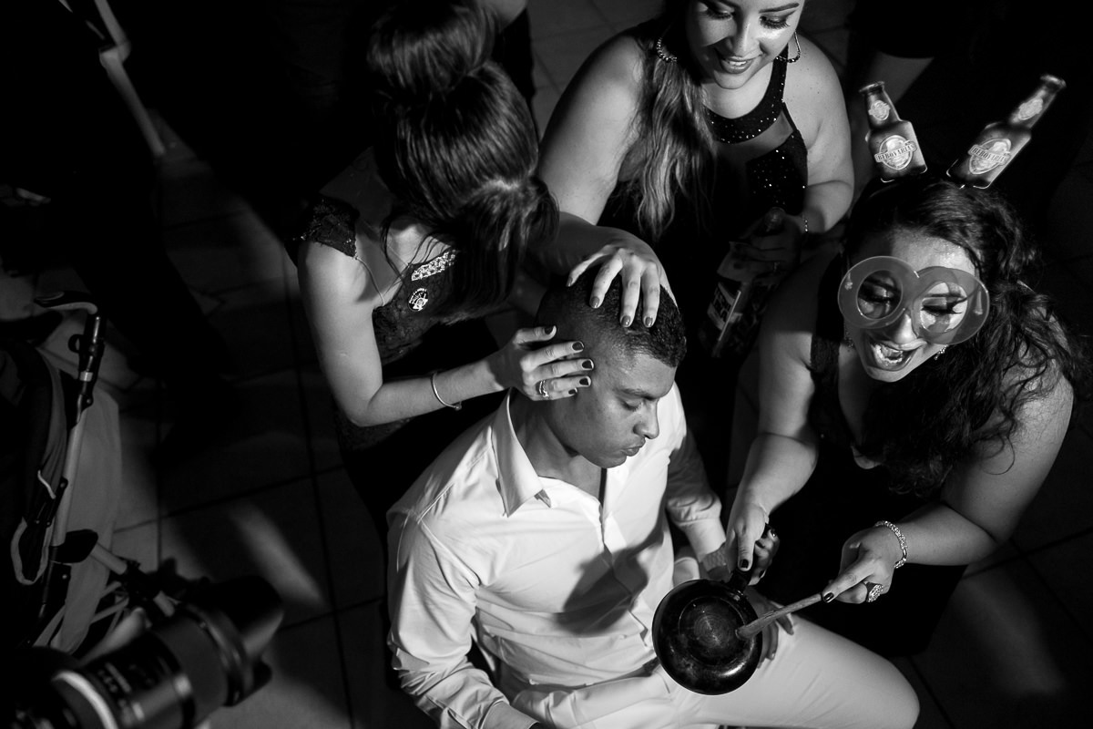 noivo em casamento por Alice Casaes fotógrafa de Guarujá