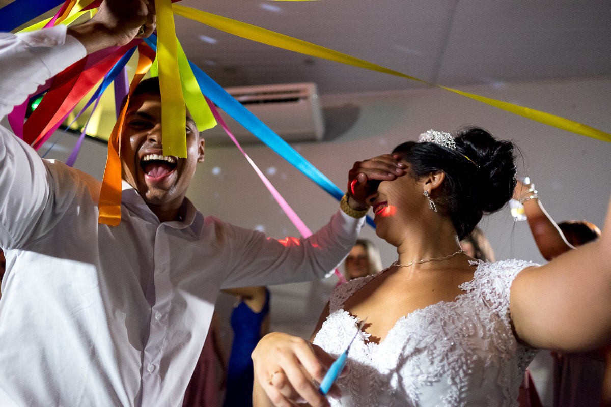 noivo e noiva em casamento por Alice Casaes fotógrafa de Guarujá