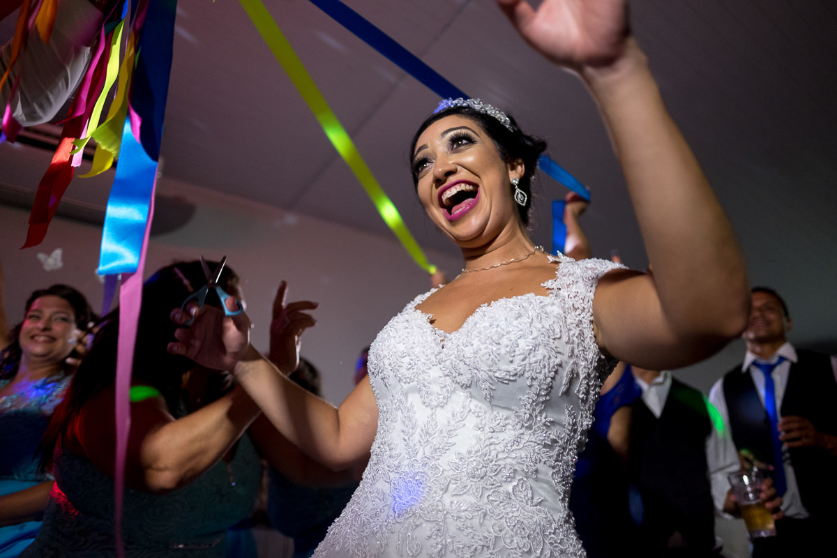 noiva e o buquê em casamento por Alice Casaes fotógrafa de Guarujá