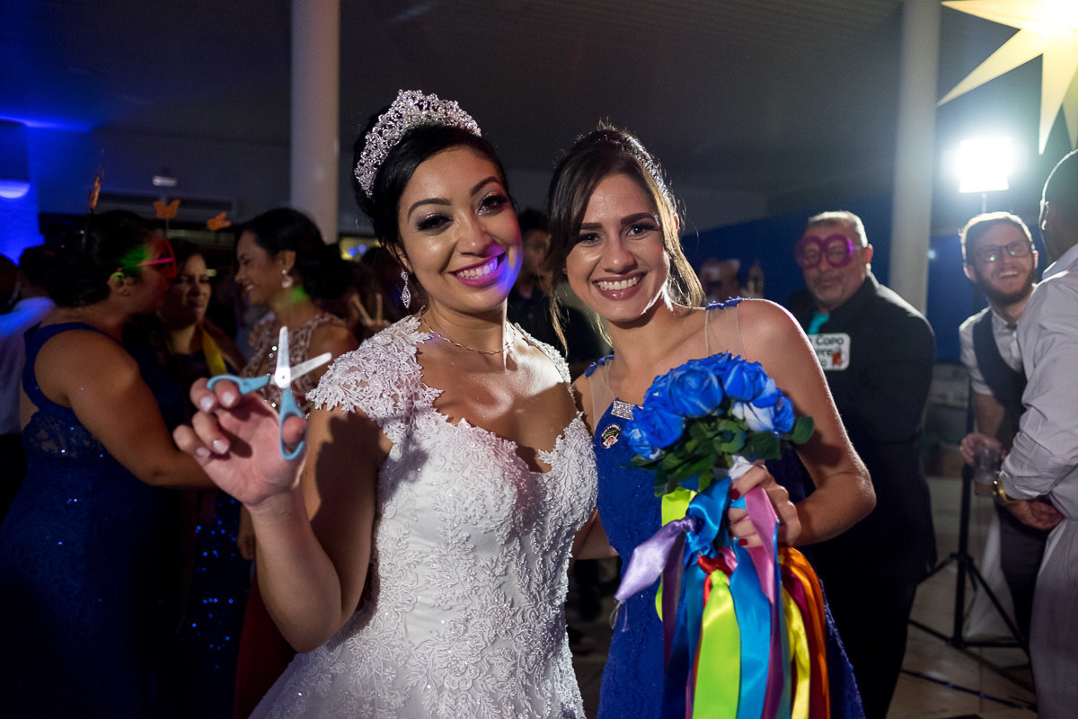 noiva e madrinha em casamento por Alice Casaes fotógrafa de Guarujá