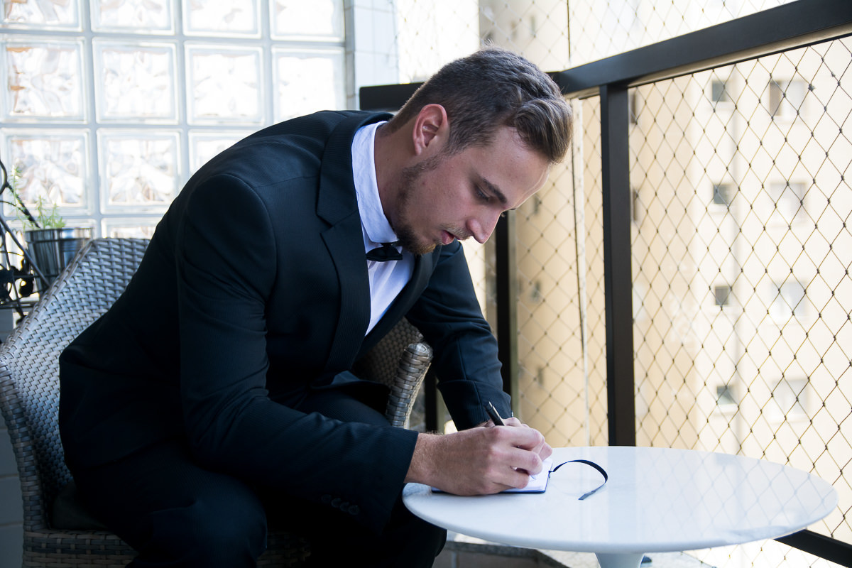 noivo fazendo depoimentos casamento em São José dos Campos por Alice Casaes
