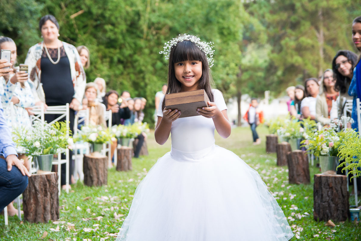 entrada das alianças no casamento em São José dos Campos por Alice Casaes