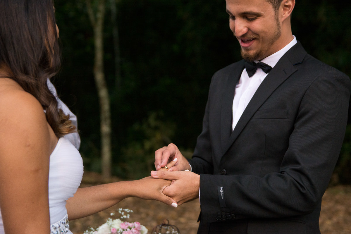 troca das alianças no casamento em São José dos Campos por Alice Casaes
