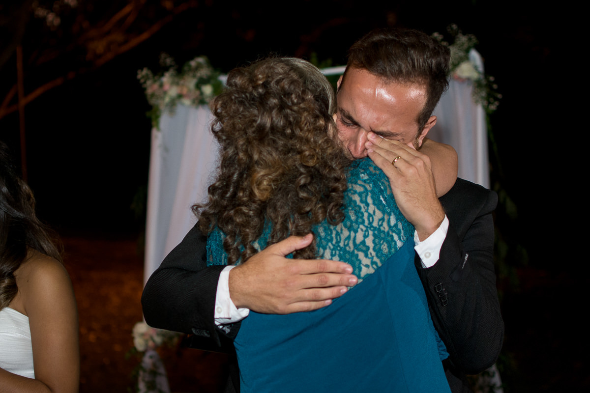 emoção do noivo no casamento em São José dos Campos por Alice Casaes
