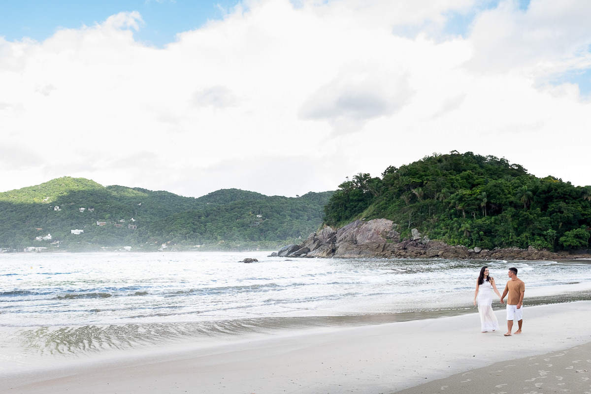 ensaio pre casamento Ensaio pré casamento noivos por Alice Casaes em Guarujá-SP
 caminhando guarujá praia das conchas alice casaes fotografia