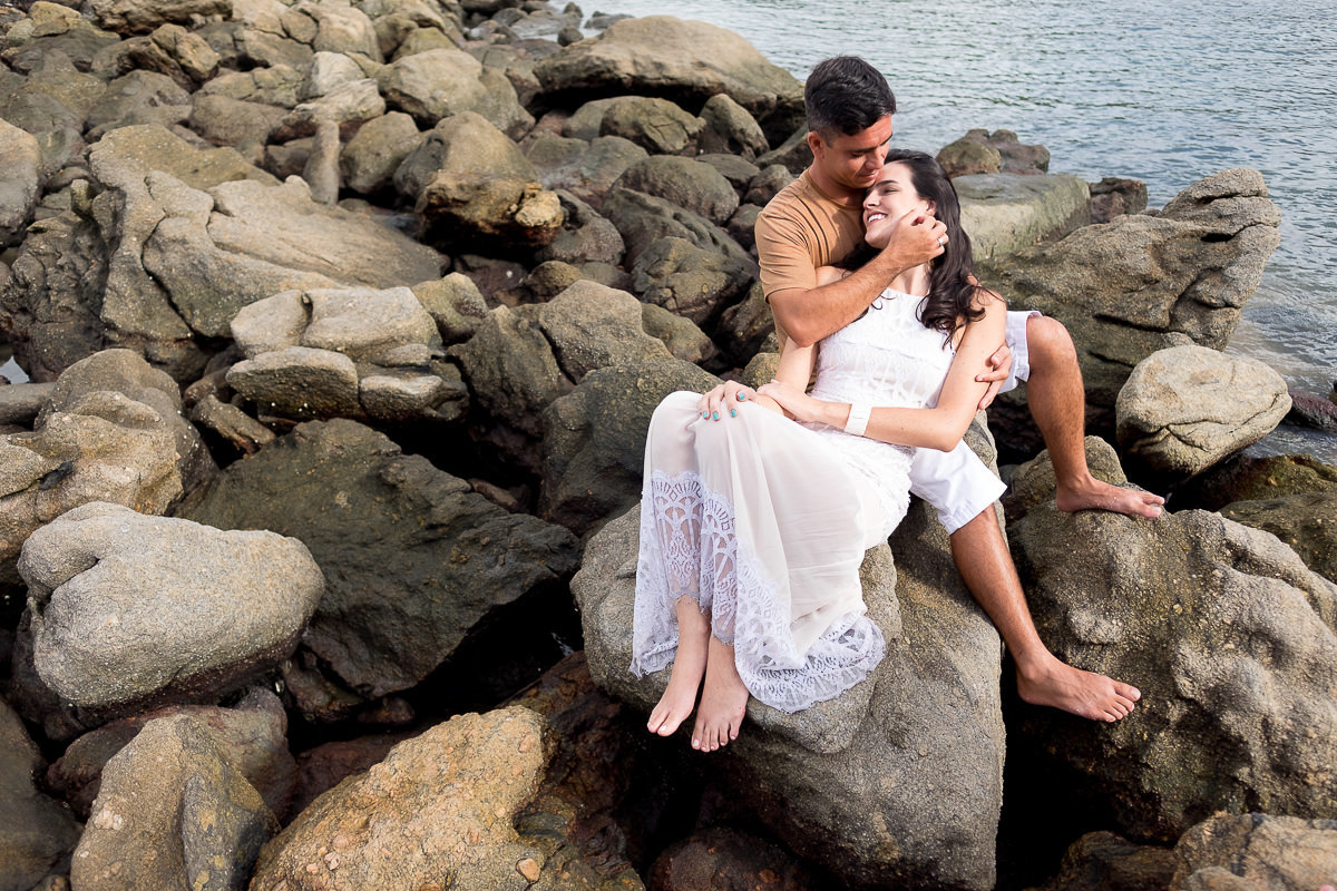 ensaio pre casamento noivos nas pedras guarujá praia das conchas alice casaes fotografia