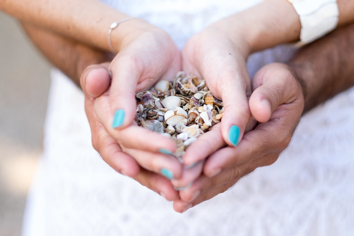 ensaio pre casamento detalhe das mãos guarujá praia das conchas alice casaes fotografia