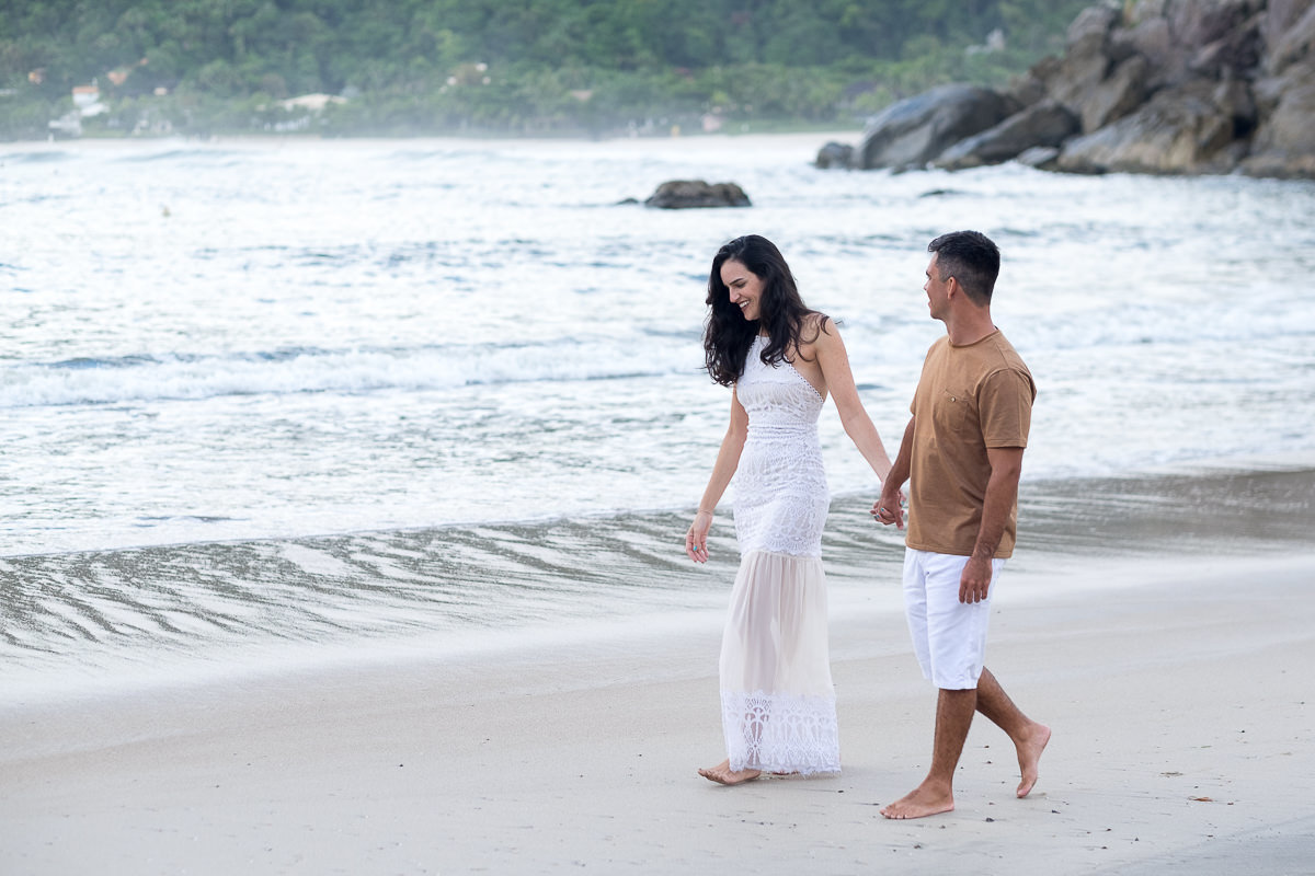 ensaio pre casamento casal de mãos dadas em guarujá praia das conchas alice casaes fotografia