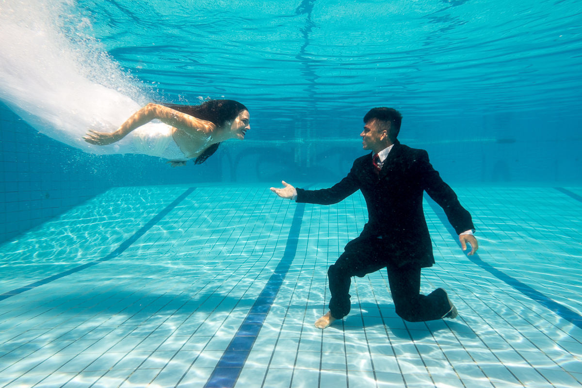 ensaio pre casamento casal está debaixo d'água guarujá praia das conchas alice casaes fotografia