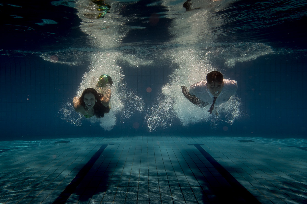 ensaio pre casamento guarujá noivos debaixo d'água na praia das conchas alice casaes fotografia