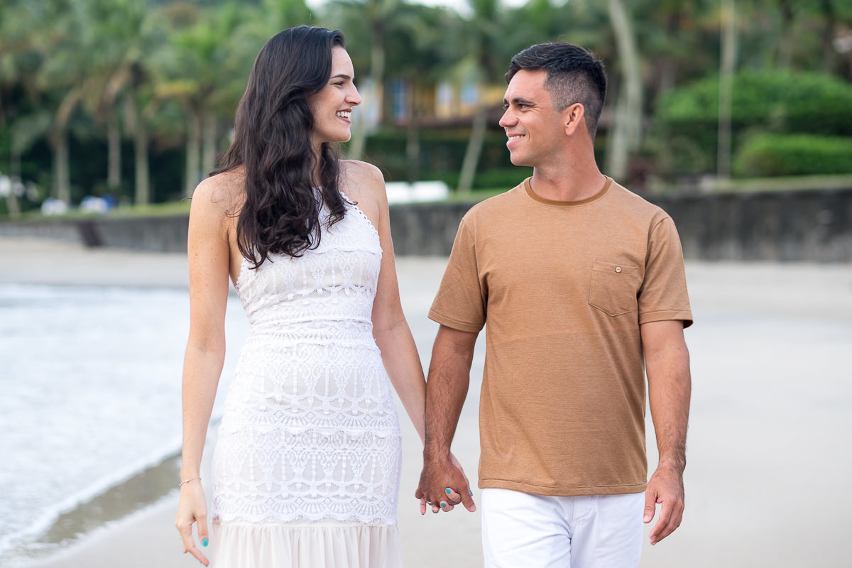 ensaio pre casamento casal caminhando guarujá praia das conchas alice casaes fotografia