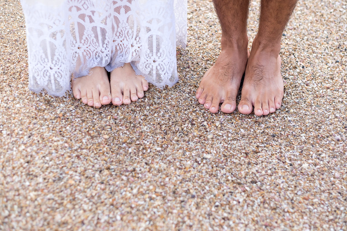 ensaio pre casamento detalhe dos pés do casal guarujá praia das conchas alice casaes fotografia