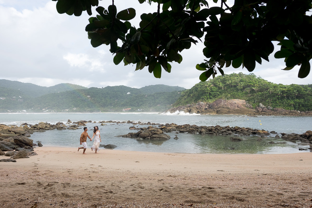 ensaio pre casamento casal correndo na praia guarujá praia das conchas alice casaes fotografia