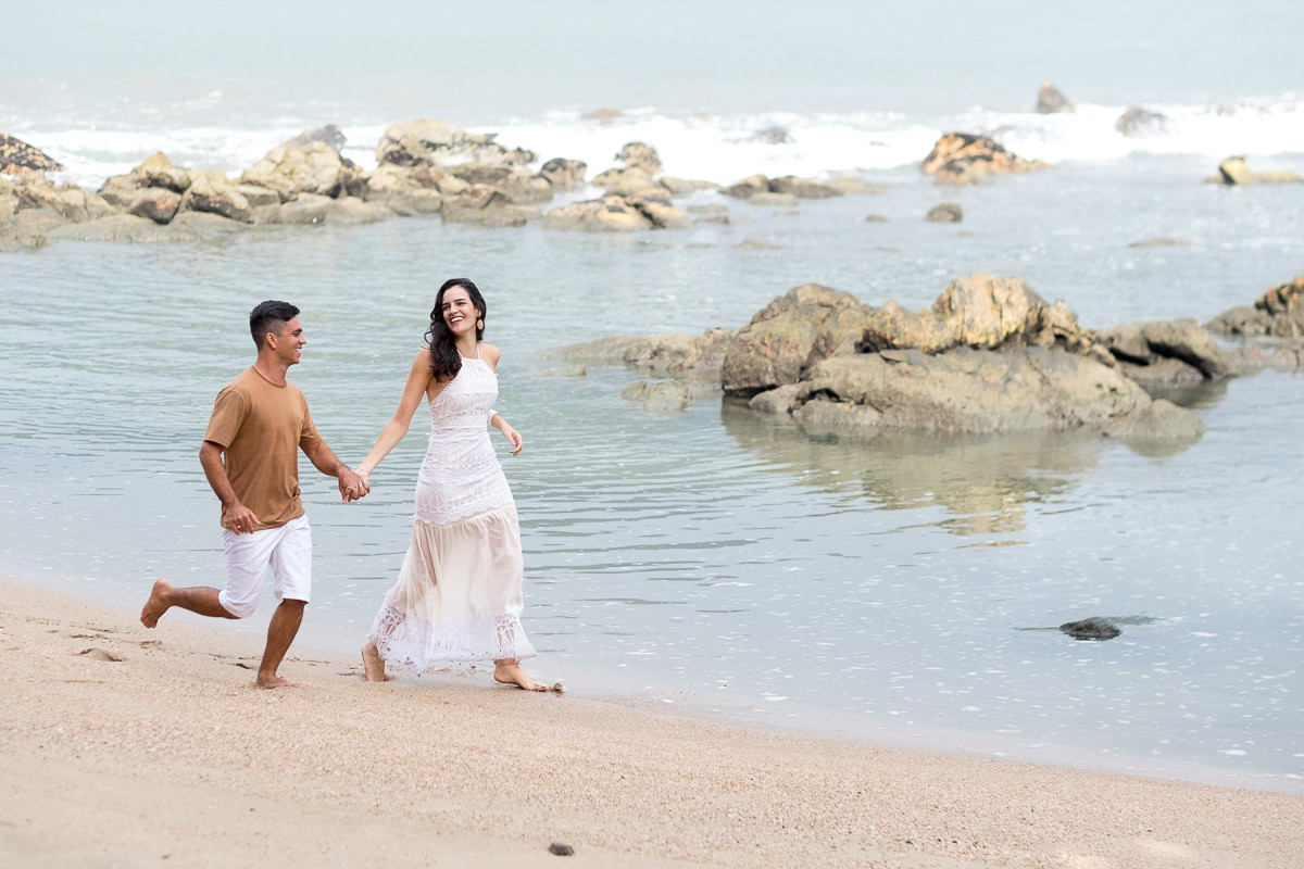 ensaio pre casamento correndo em guarujá praia das conchas alice casaes fotografia