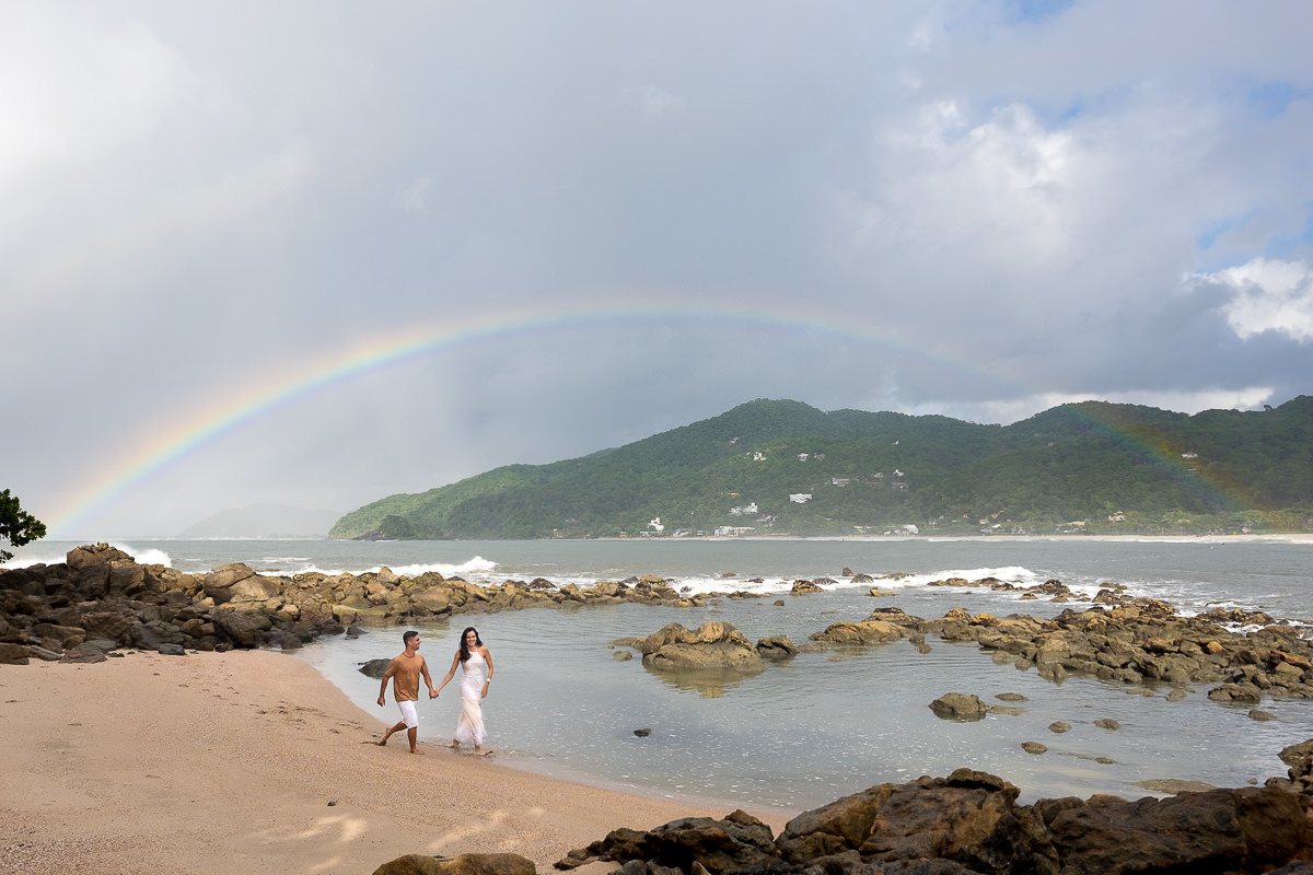 ensaio pre casamento casal e arco iris guarujá praia das conchas alice casaes fotografia