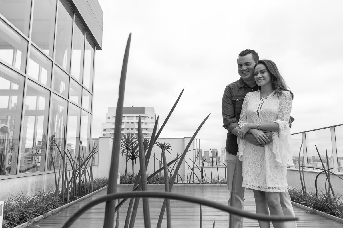noivos se abraçando em são paulo por alice casaes fotografia