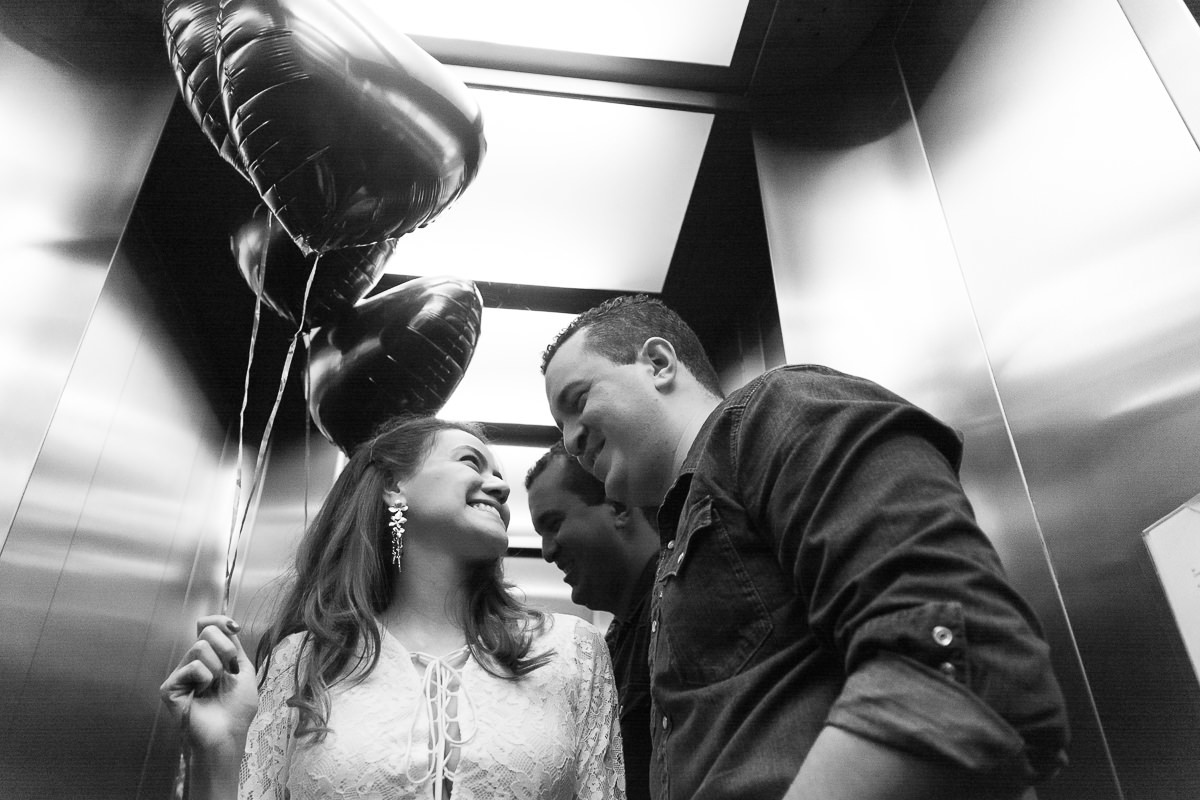 noivos no elevador em são paulo fotografado alice casaes