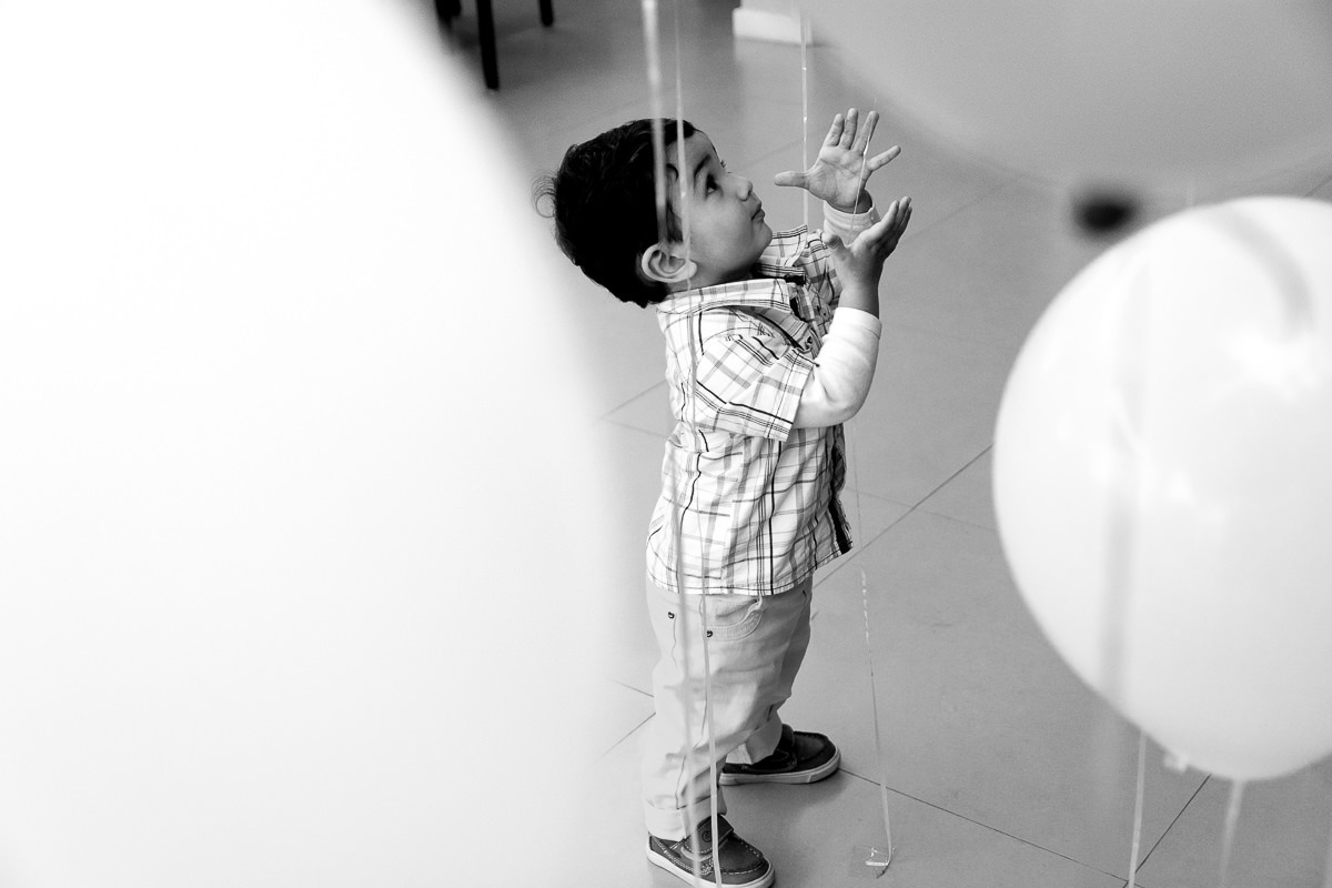 criança e os balões em são paulo alice casaes fotografia