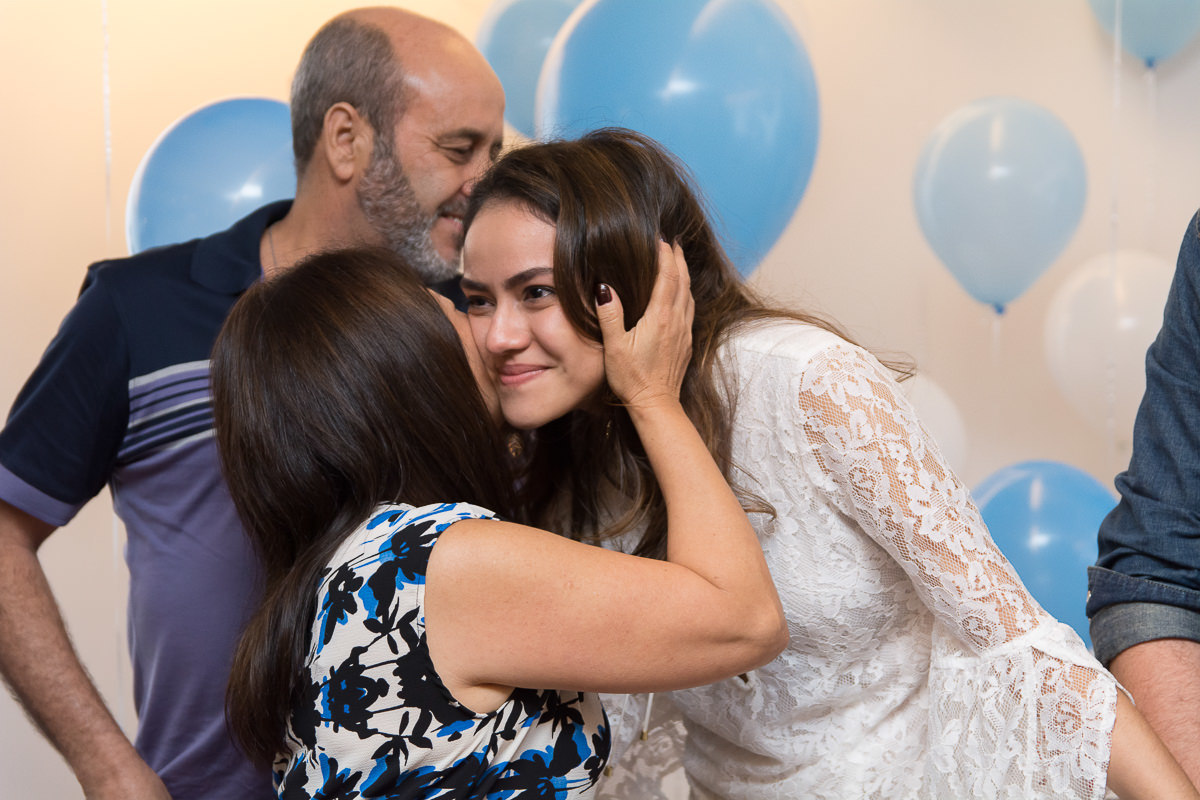 mãe beijando a noiva em são paulo alice casaes fotografia