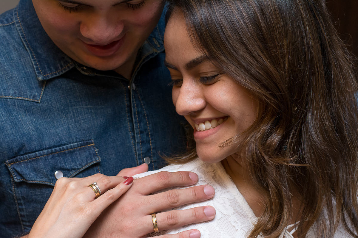 olhando as alianças em são paulo alice casaes fotografia