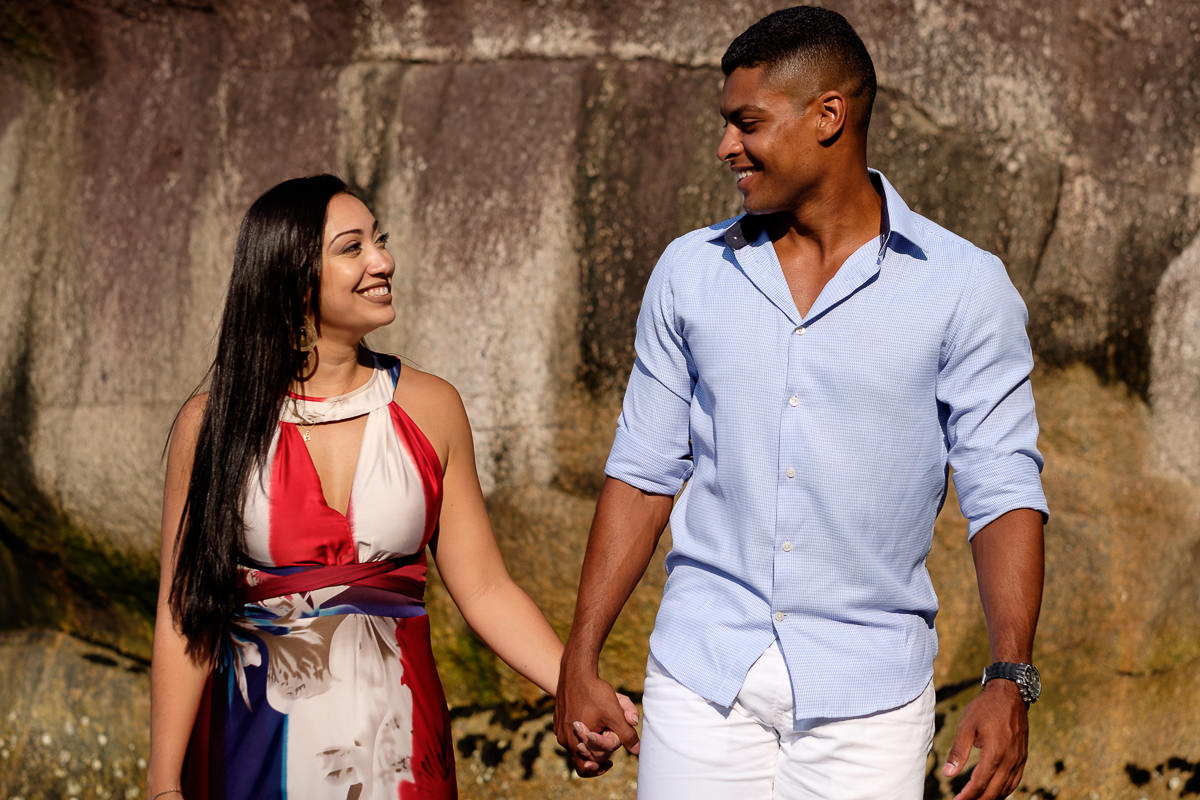 Ensaio pré casamento noivos caminhando na areia por Alice Casaes em Guarujá-SP
