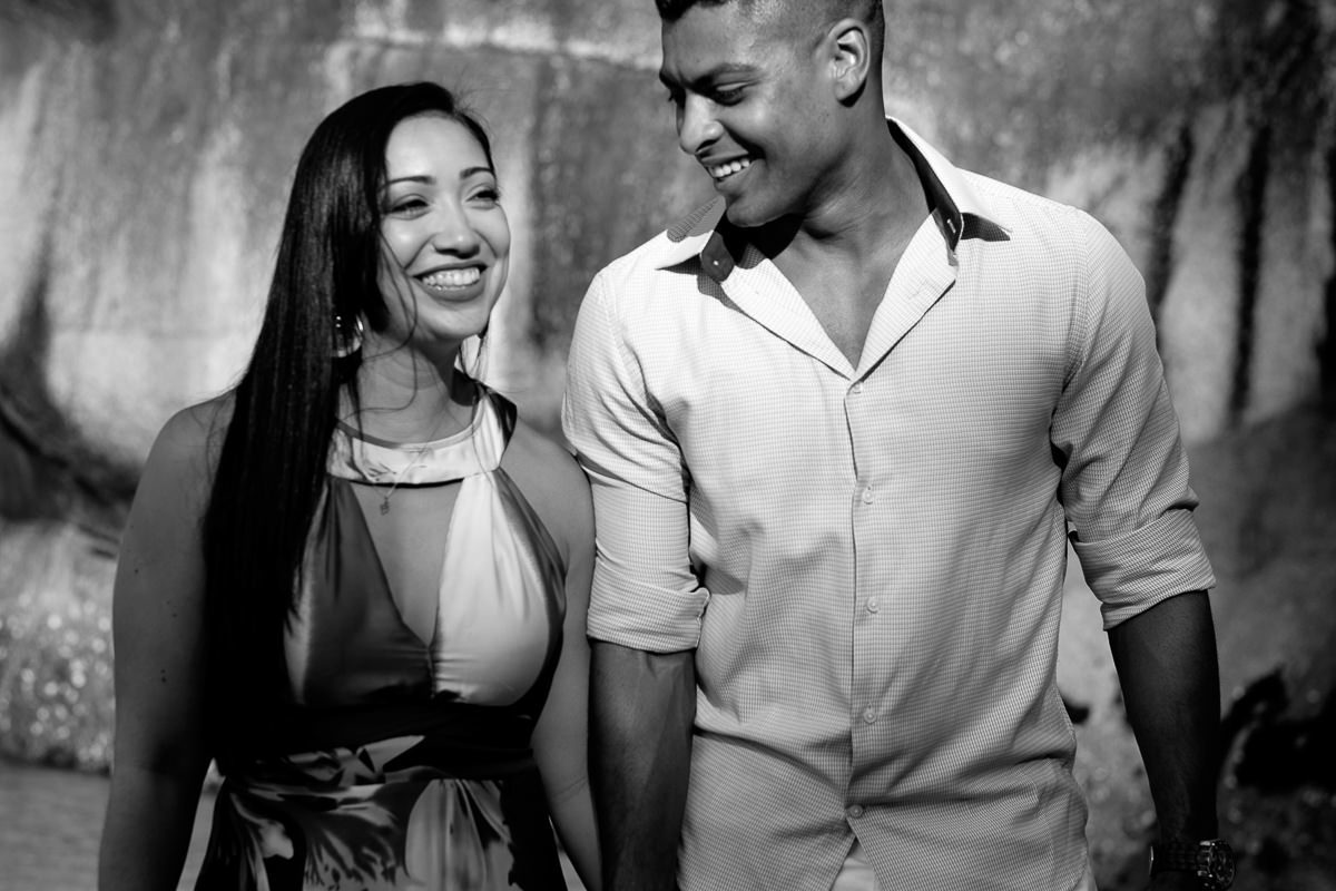 Ensaio pré casamento noivos conversando e andando por Alice Casaes em Guarujá-SP
