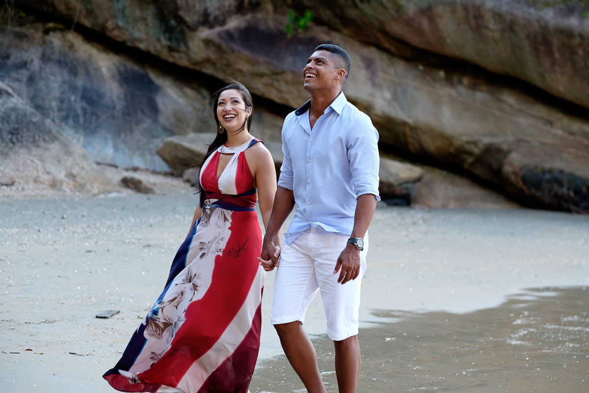 Ensaio pré casamento noivos caminhando por Alice Casaes em Guarujá-SP
