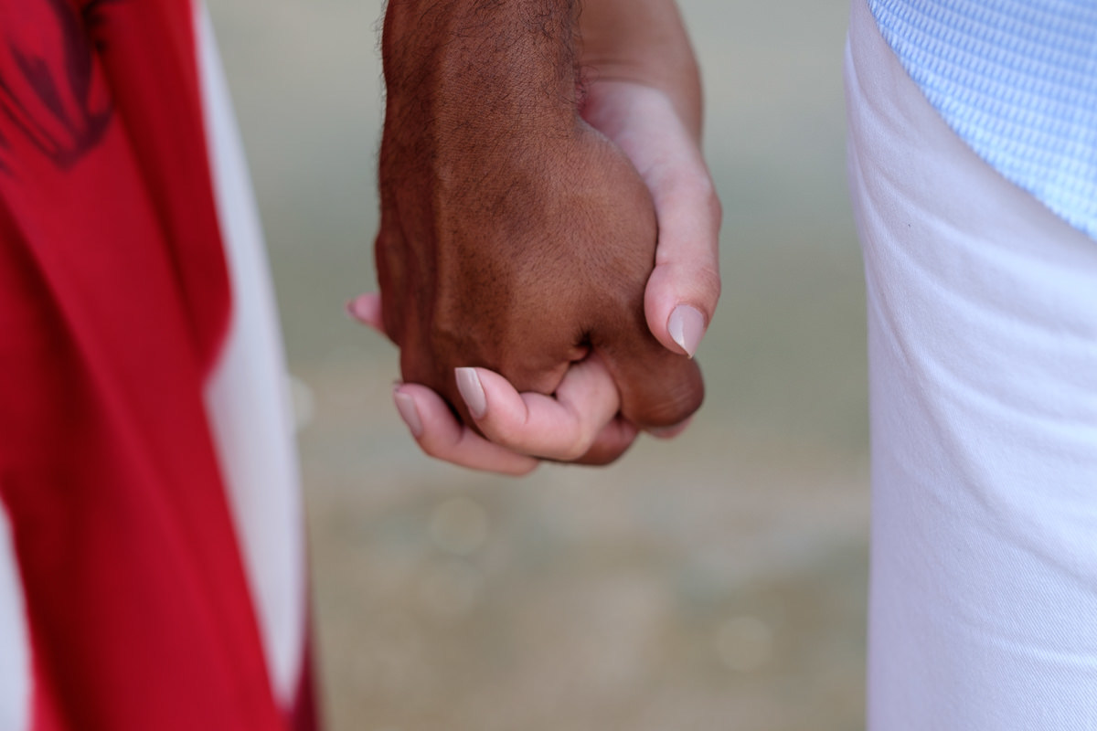 Ensaio pré casamento noivos de mãos dadas por Alice Casaes em Guarujá-SP
