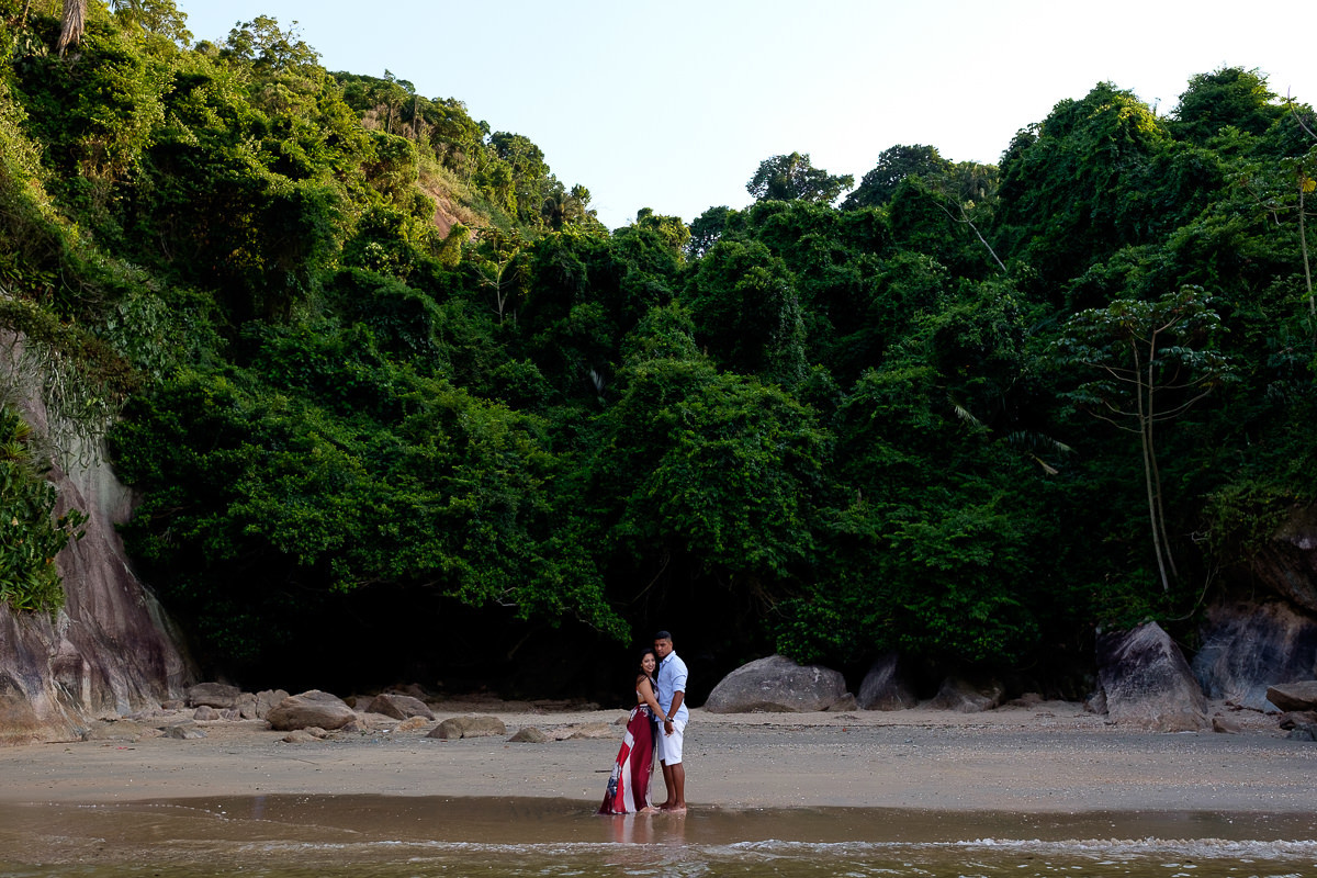 Ensaio pré casamento noivos no meio da praia por Alice Casaes em Guarujá-SP
