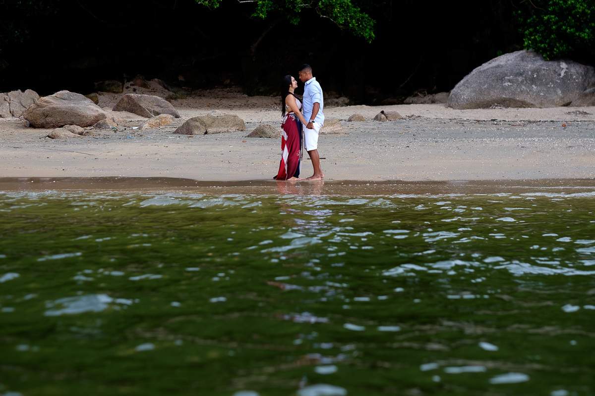 Ensaio pré casamento noivos na praia do Cheira limão por Alice Casaes em Guarujá-SP
