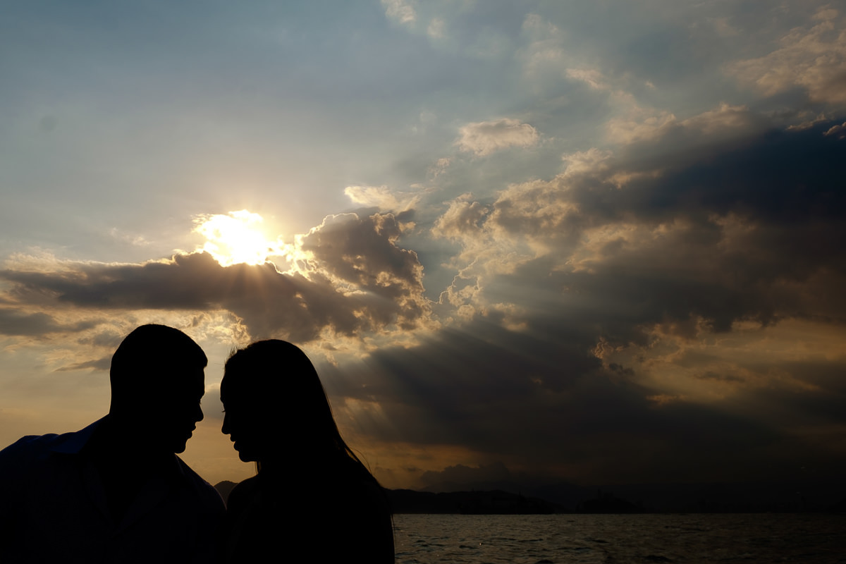 Ensaio pré casamento noivos por do sol por Alice Casaes em Guarujá-SP
