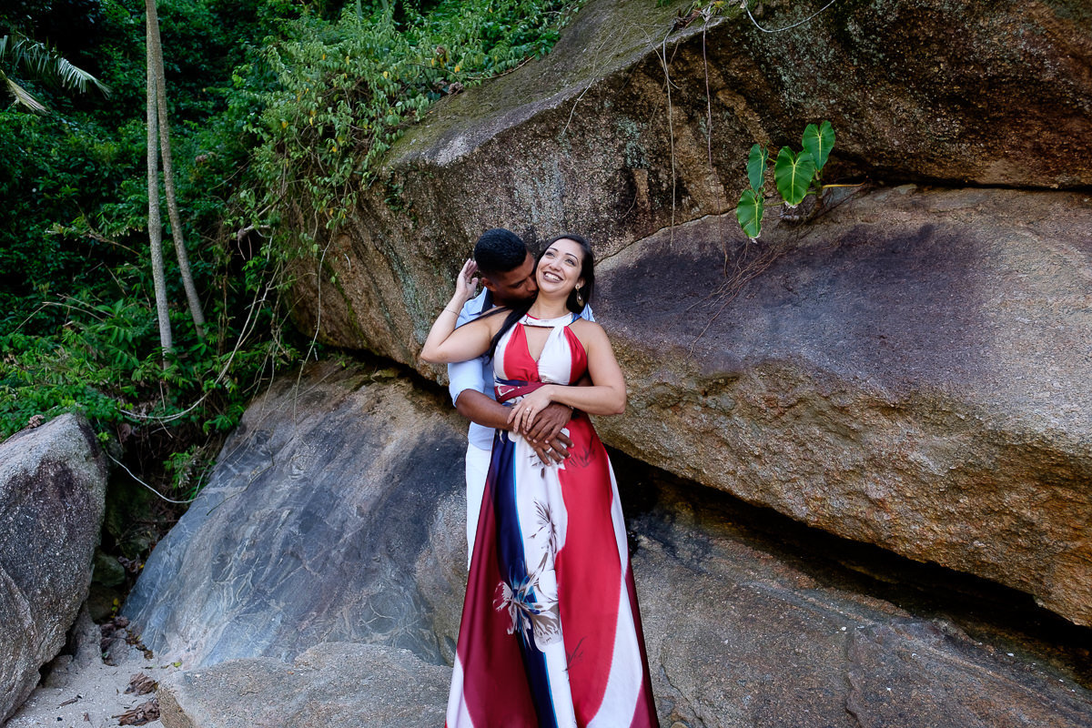 Ensaio pré casamento noivos namorando por Alice Casaes em Guarujá-SP
