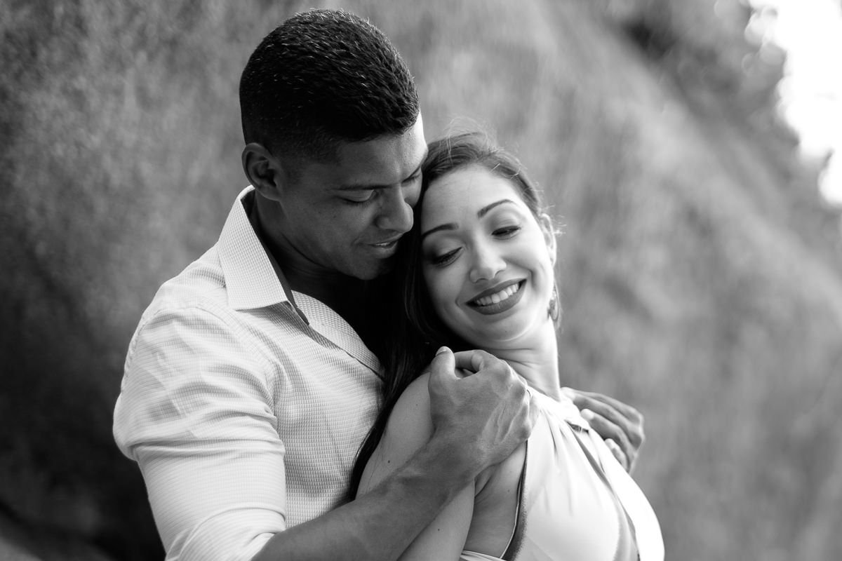 Ensaio pré casamento noivos se abraçando por Alice Casaes em Guarujá-SP
