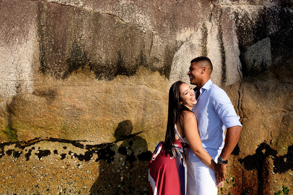 Ensaio pré casamento noivos gargalhando por Alice Casaes em Guarujá-SP
