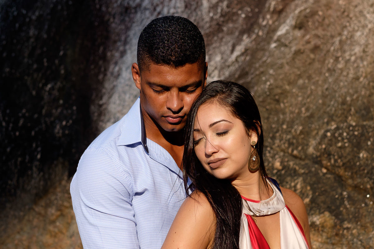 Ensaio pré casamento noivos de olhos fechados por Alice Casaes em Guarujá-SP
