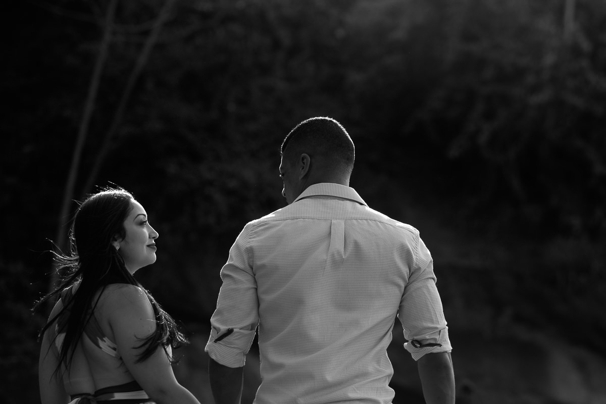 Ensaio pré casamento noivos andando na praia por Alice Casaes em Guarujá-SP
