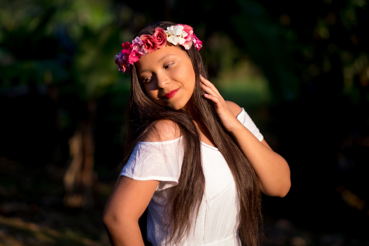 ensaio lifestyle tocando o cabelo alice casaes fotografia guarujá