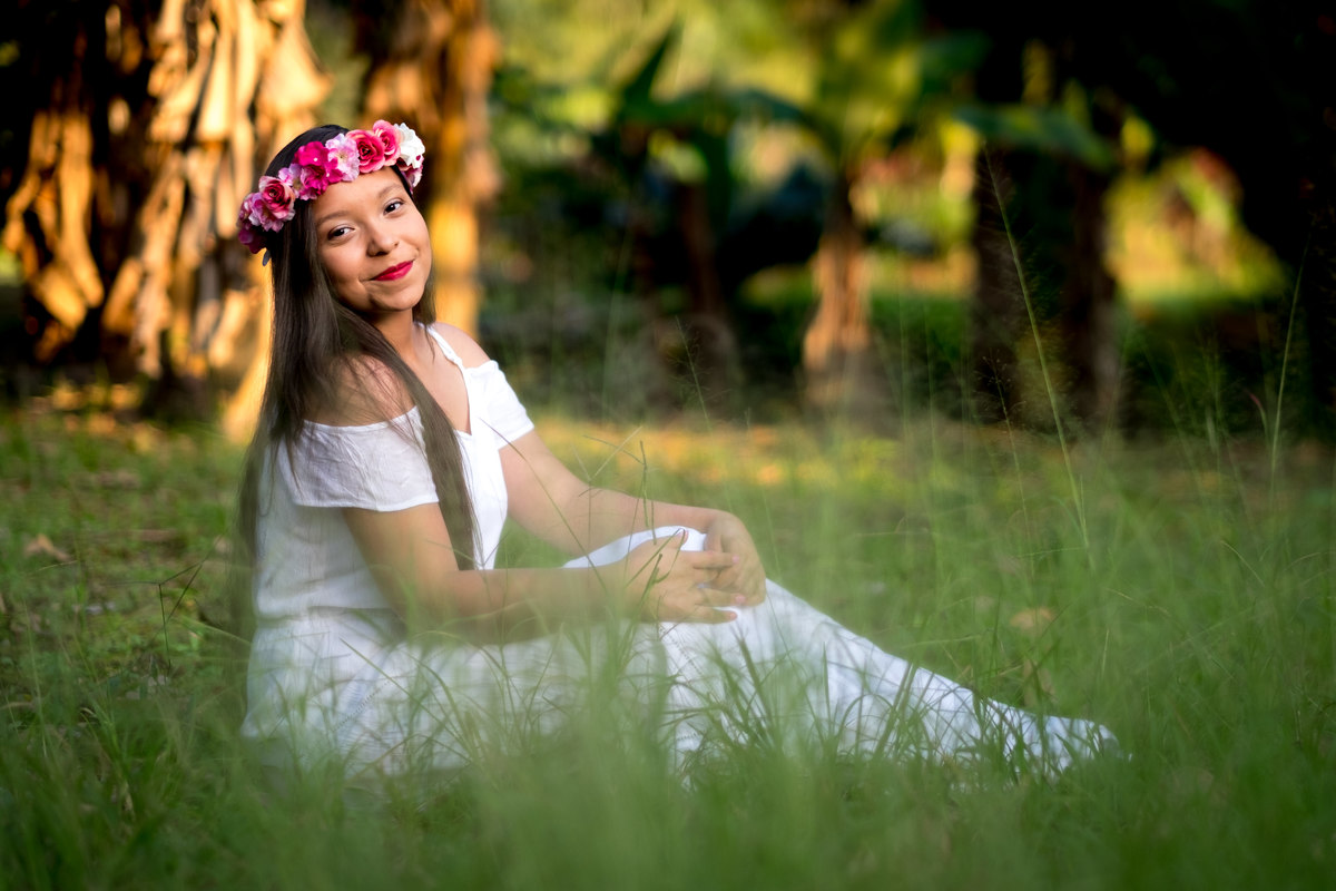 ensaio lifestyle sentada na grama alice casaes fotografia guarujá