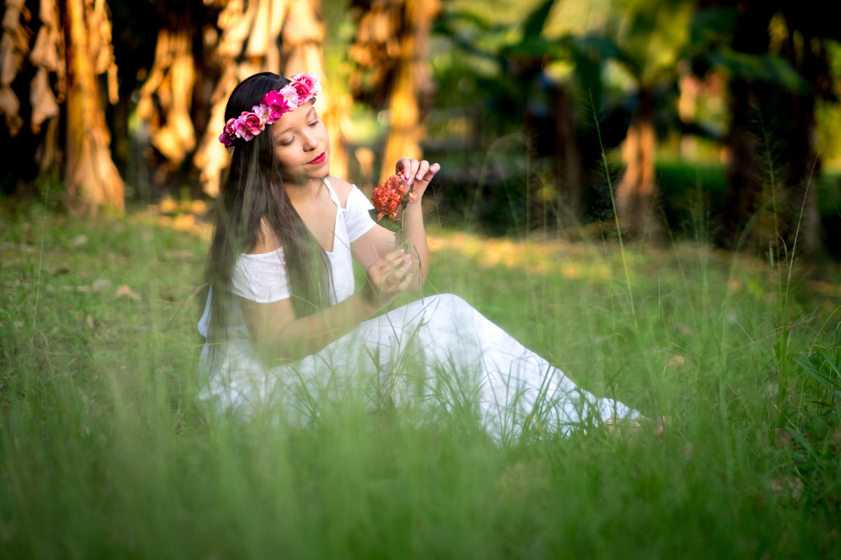 ensaio lifestyle sentada na grama alice casaes fotografia guarujá