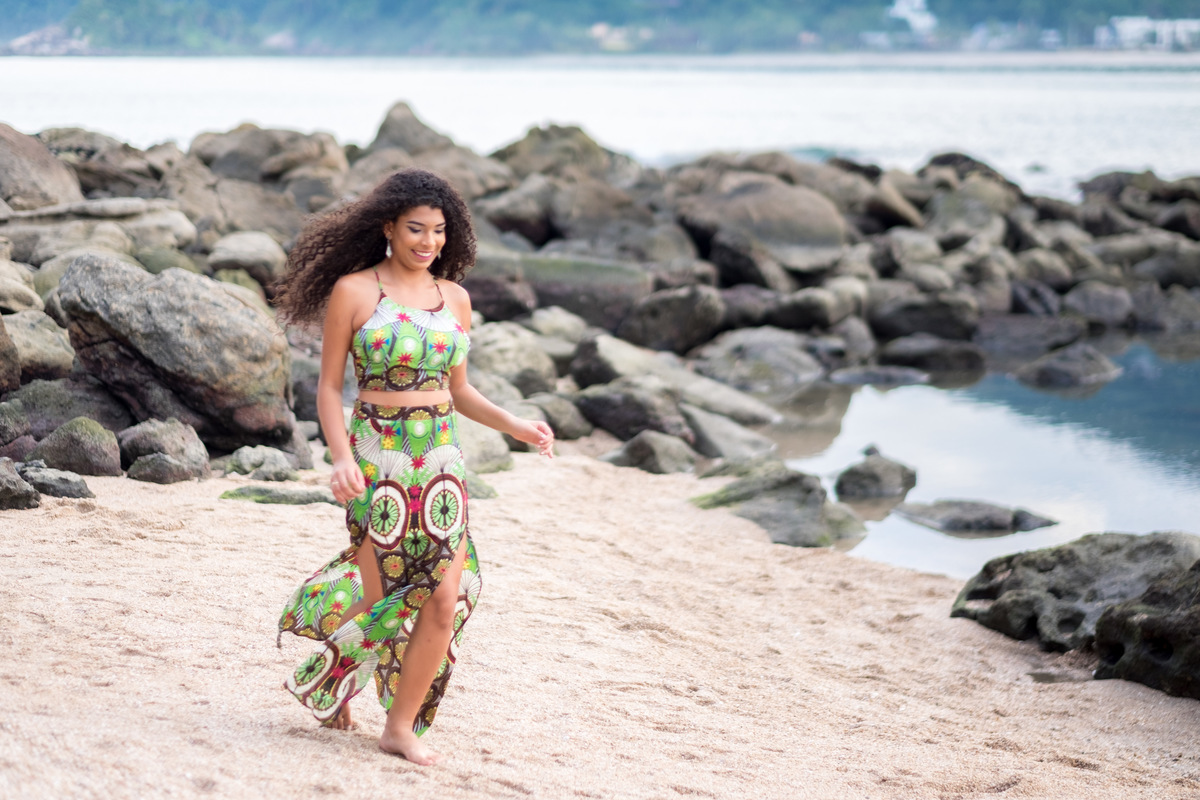 Ensaio debutante Ana Flávia correndo na Praia das Conchas Guarujá Alice Casaes Fotografia