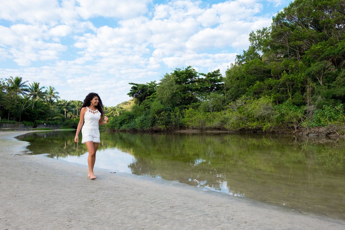 Ensaio debutante Ana Flávia caminhando na Praia das Conchas Guarujá Alice Casaes Fotografia