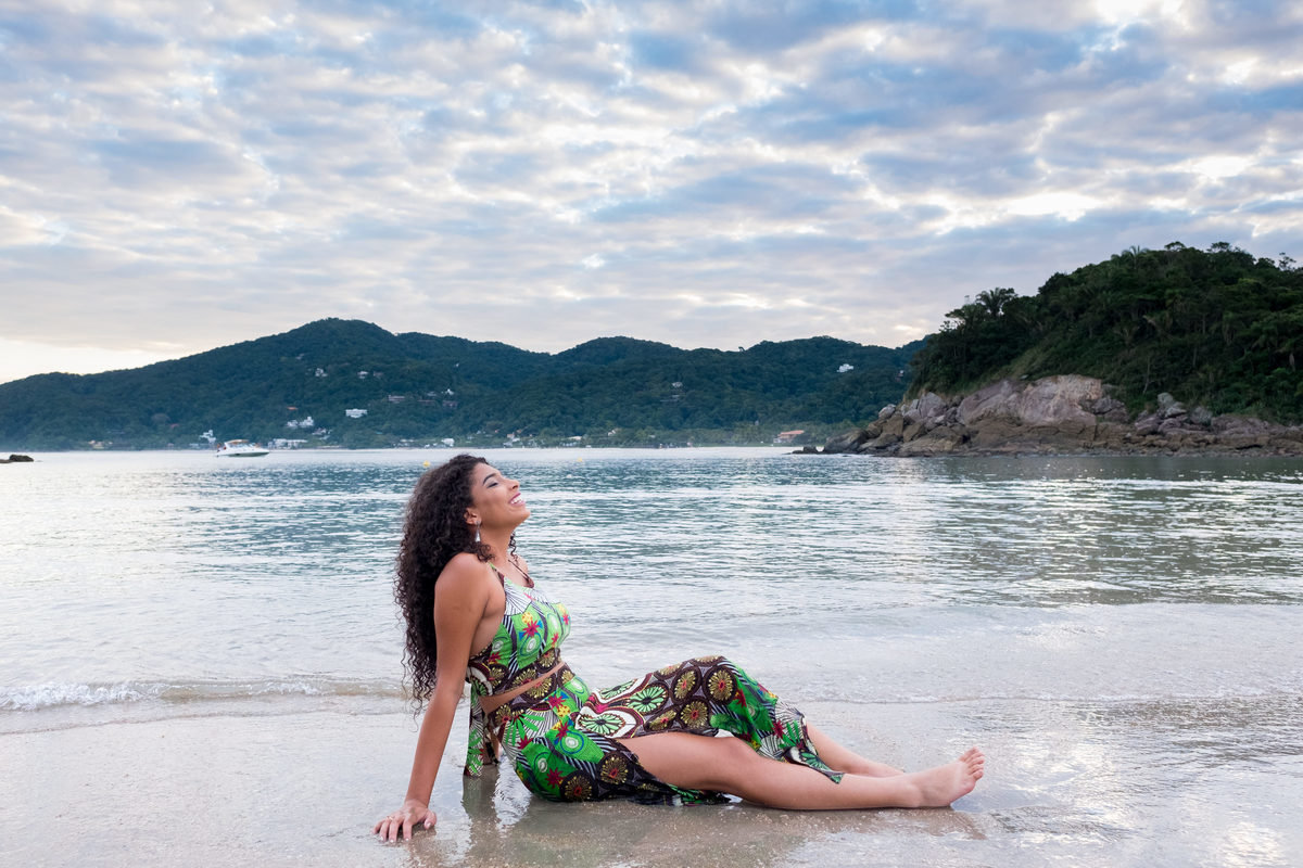 Ensaio debutante Ana Flávia sentada na Praia das Conchas Guarujá Alice Casaes Fotografia 15 anos