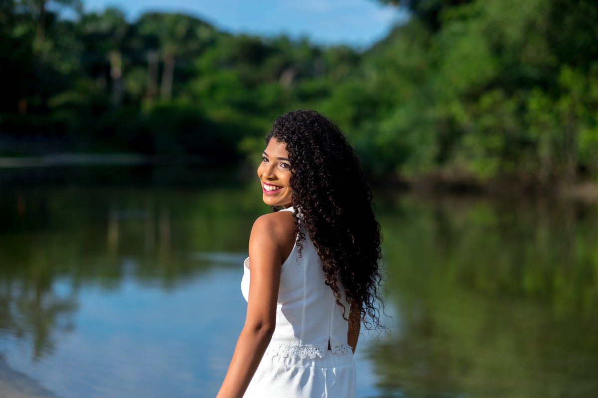 Ensaio debutante Ana Flávia de costas naPraia das Conchas Guarujá Alice Casaes Fotografia