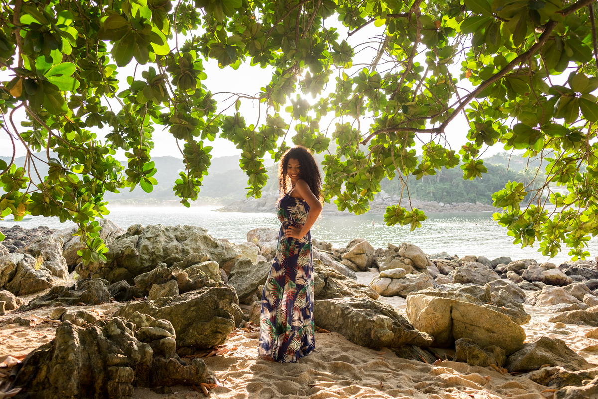Ensaio debutante Ana Flávia embaixo da árvore na Praia das Conchas Guarujá Alice Casaes Fotografia