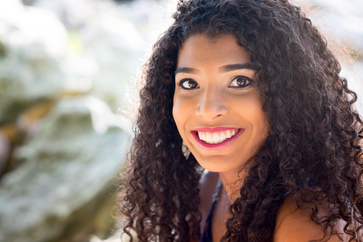 Ensaio debutante Ana Flávia close sorrindo Praia das Conchas Guarujá Alice Casaes Fotografia