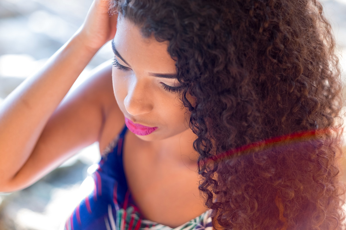 Ensaio debutante Ana Flávia close tocando o cabelo Praia das Conchas Guarujá Alice Casaes Fotografia