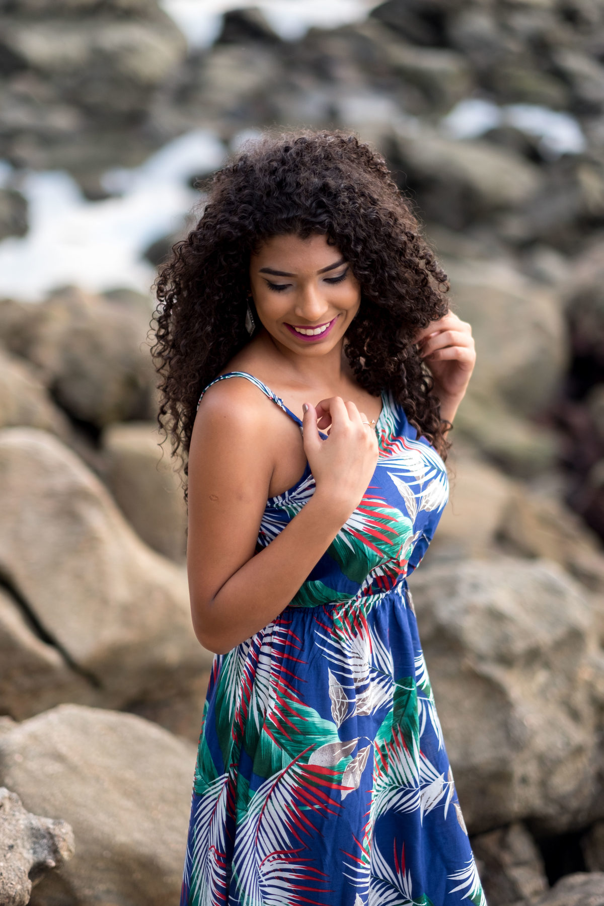 Ensaio debutante Ana Flávia tocando o cabelo Praia das Conchas Guarujá Alice Casaes Fotografia